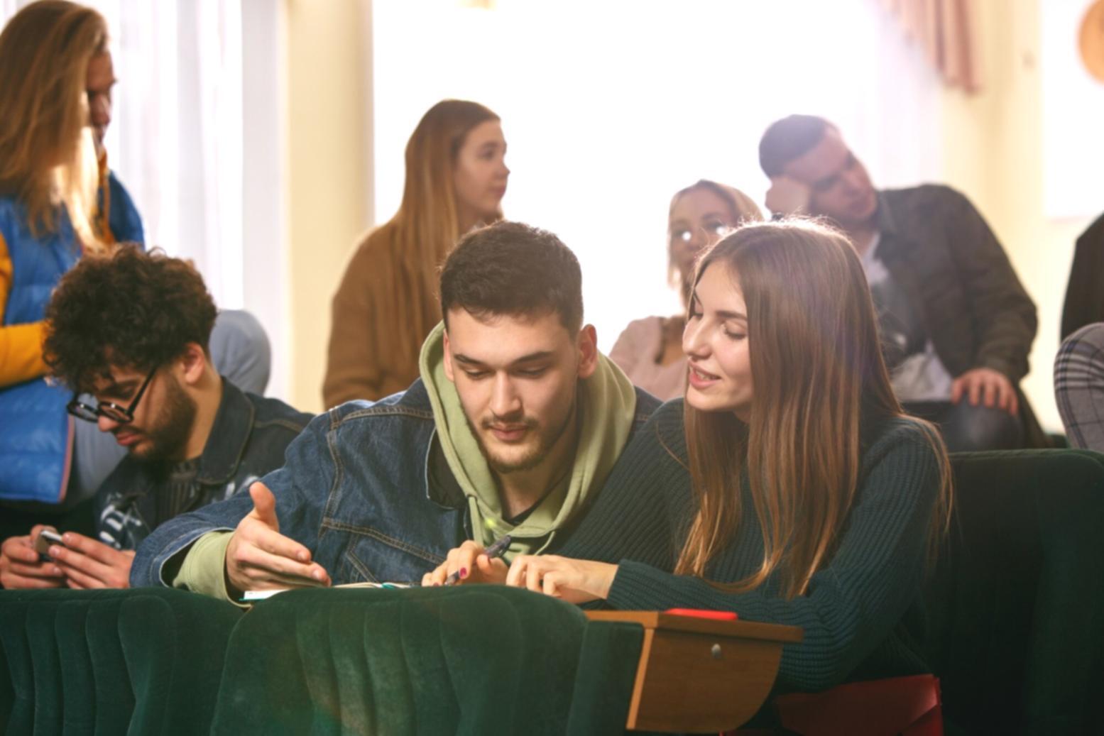 Studenti internazionali che apprendono tecniche di nail art in un ambiente moderno